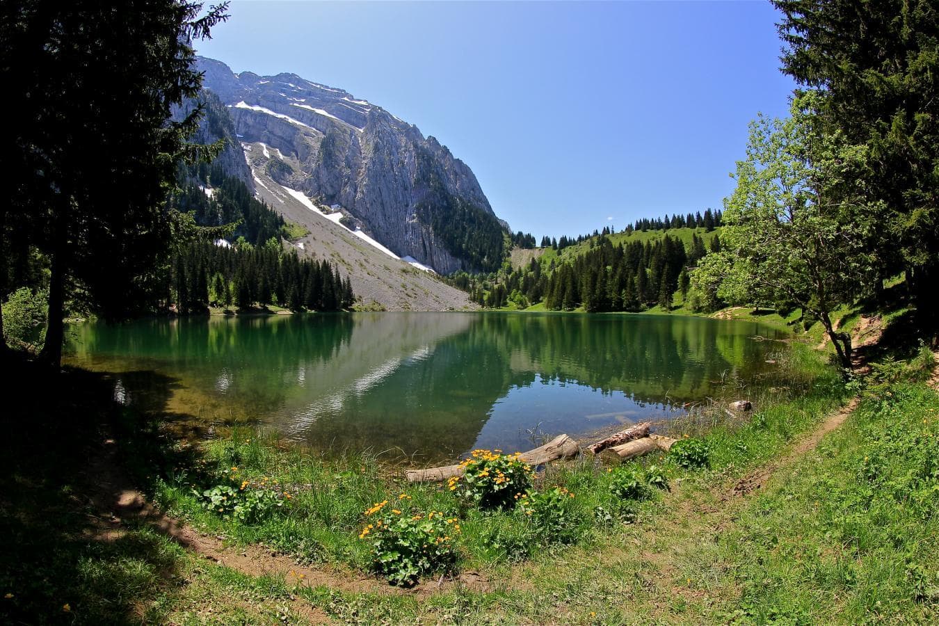 Randonnée au lac Bénit au pied du Bargy, massif des Bornes, Mont-Saxonnex