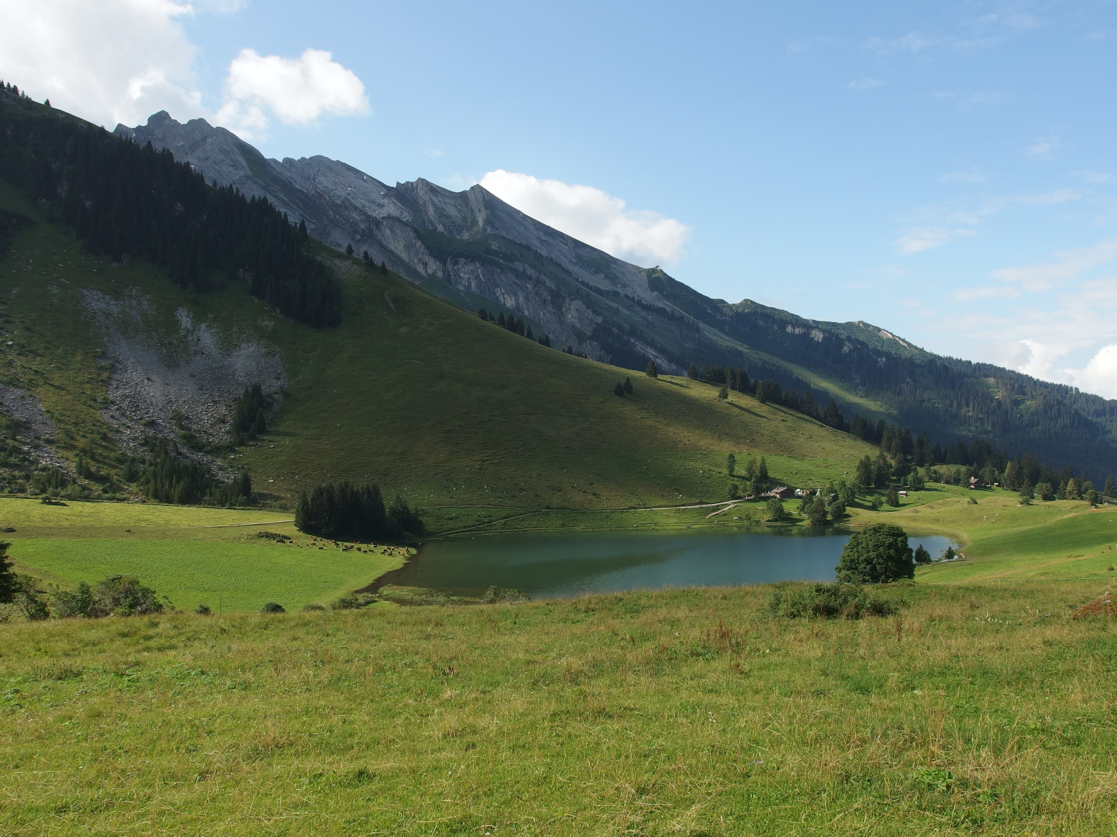 Lac des Confins en randonnée facile en famille à La Clusaz, massif des Aravis