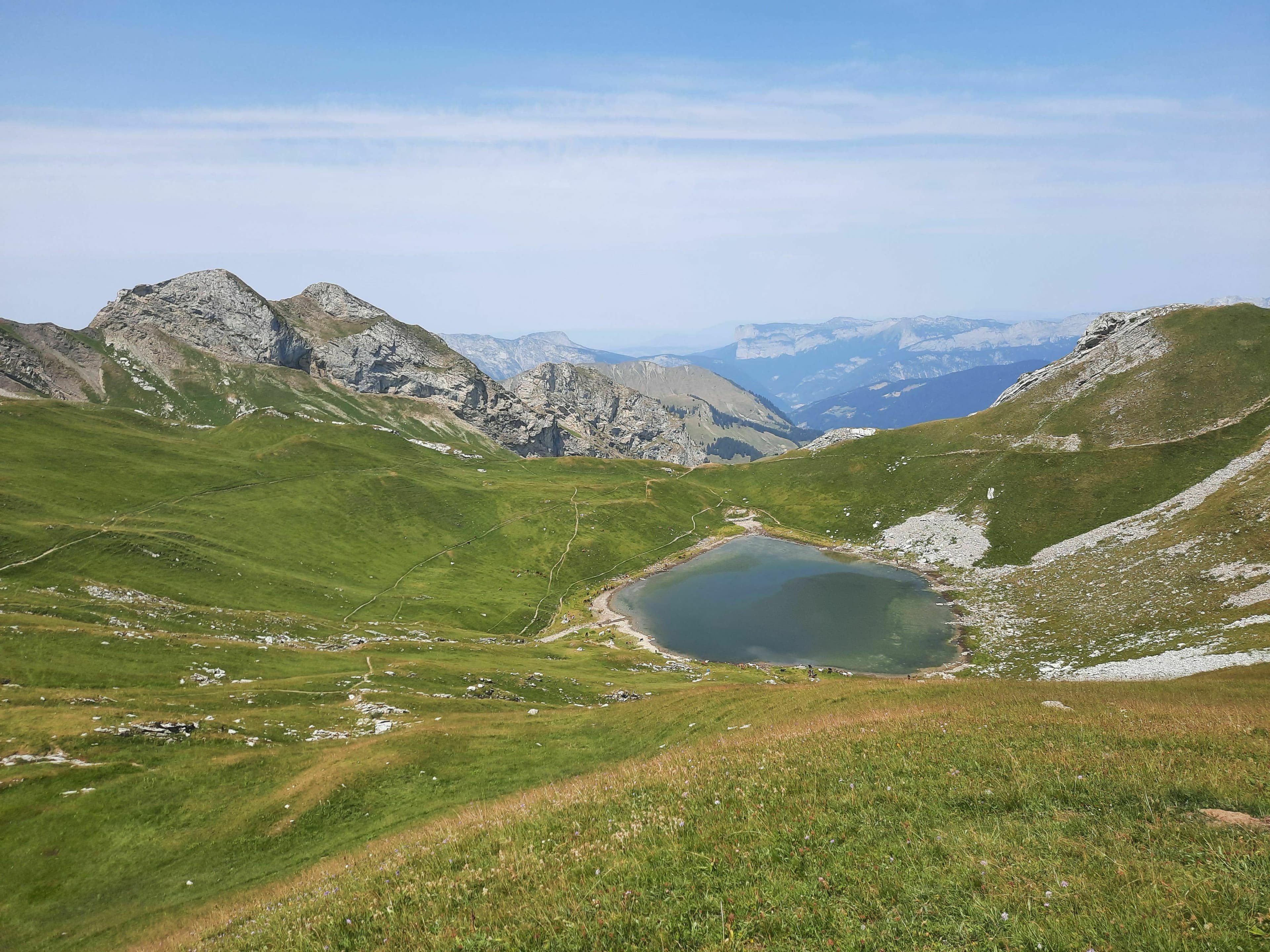 Lac du Charvin en randonnée dans le massif des Aravis, Manigod, Haute-Savoie