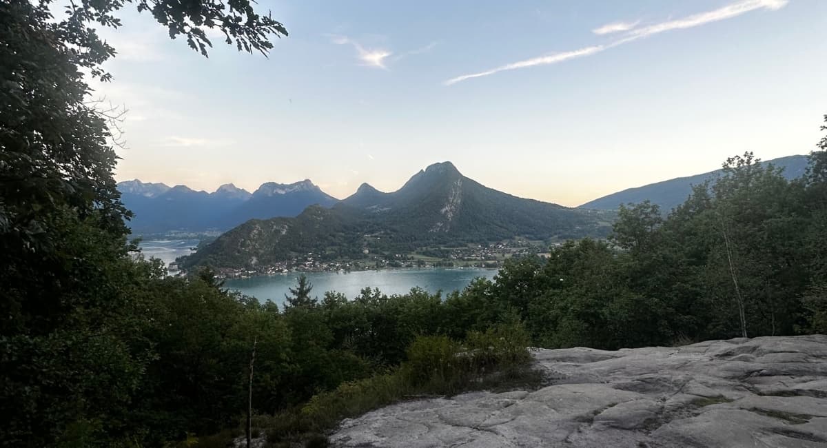 @Thomas GUTH Belvédère du Roc de Chère surplombant le lac d'Annecy entre forêt et eau
