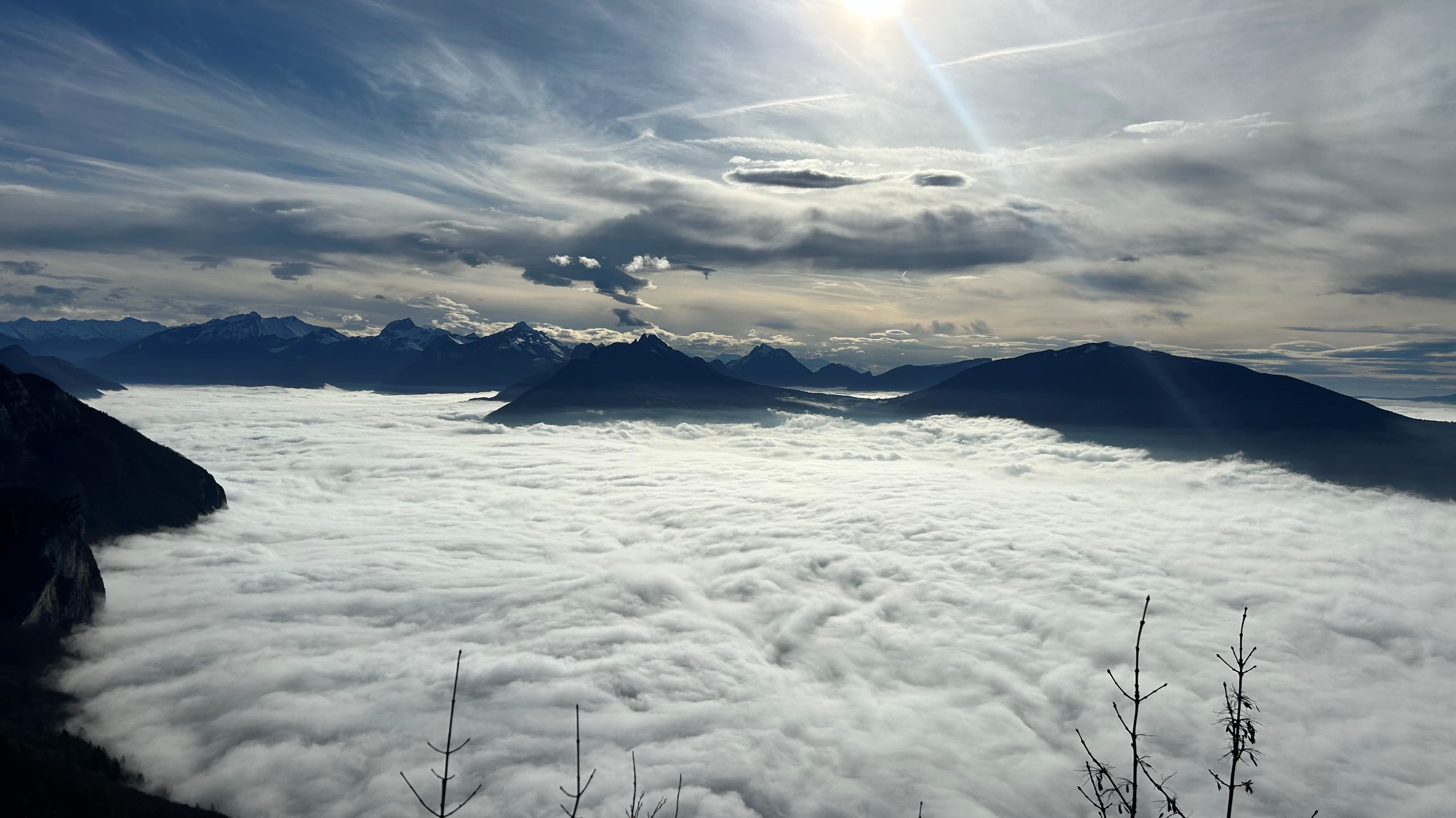 @Lucie Chareyron Vue plongeante sur le lac d'Annecy depuis la crête du Mont Veyrier