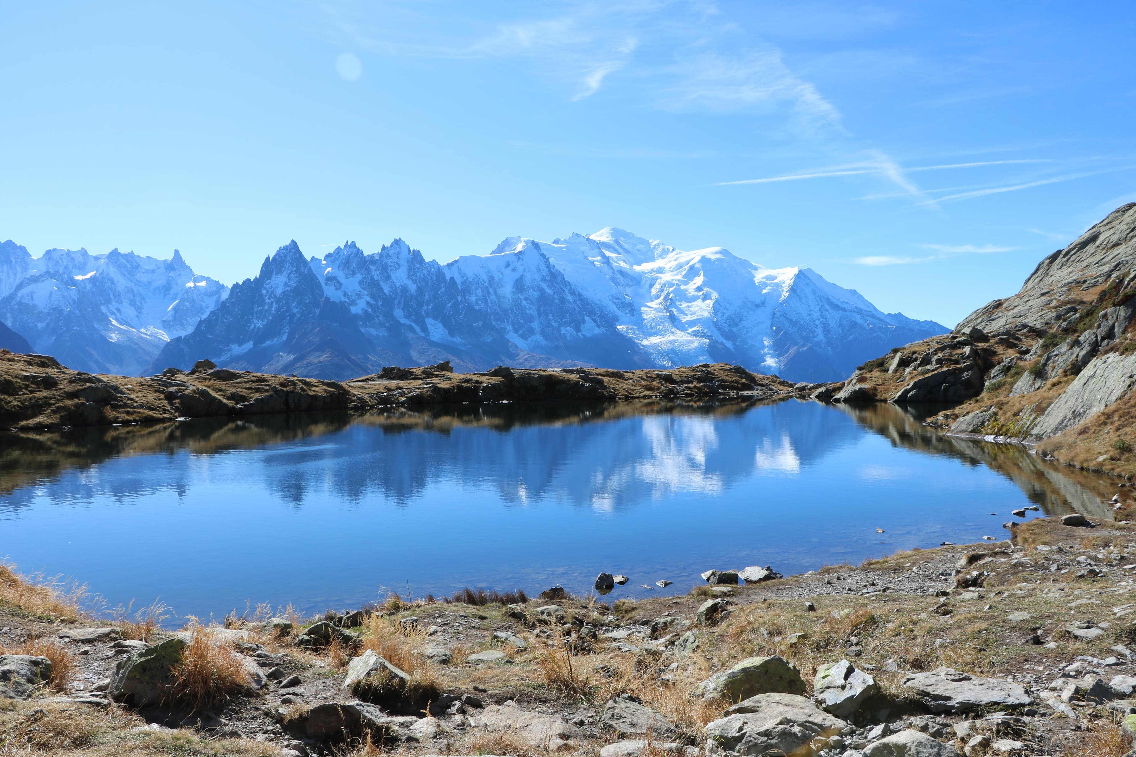Guilhem Vellut - CC BY 2.0 Lacs des Chéserys en randonnée dans le massif des Aiguilles Rouges près de Chamonix